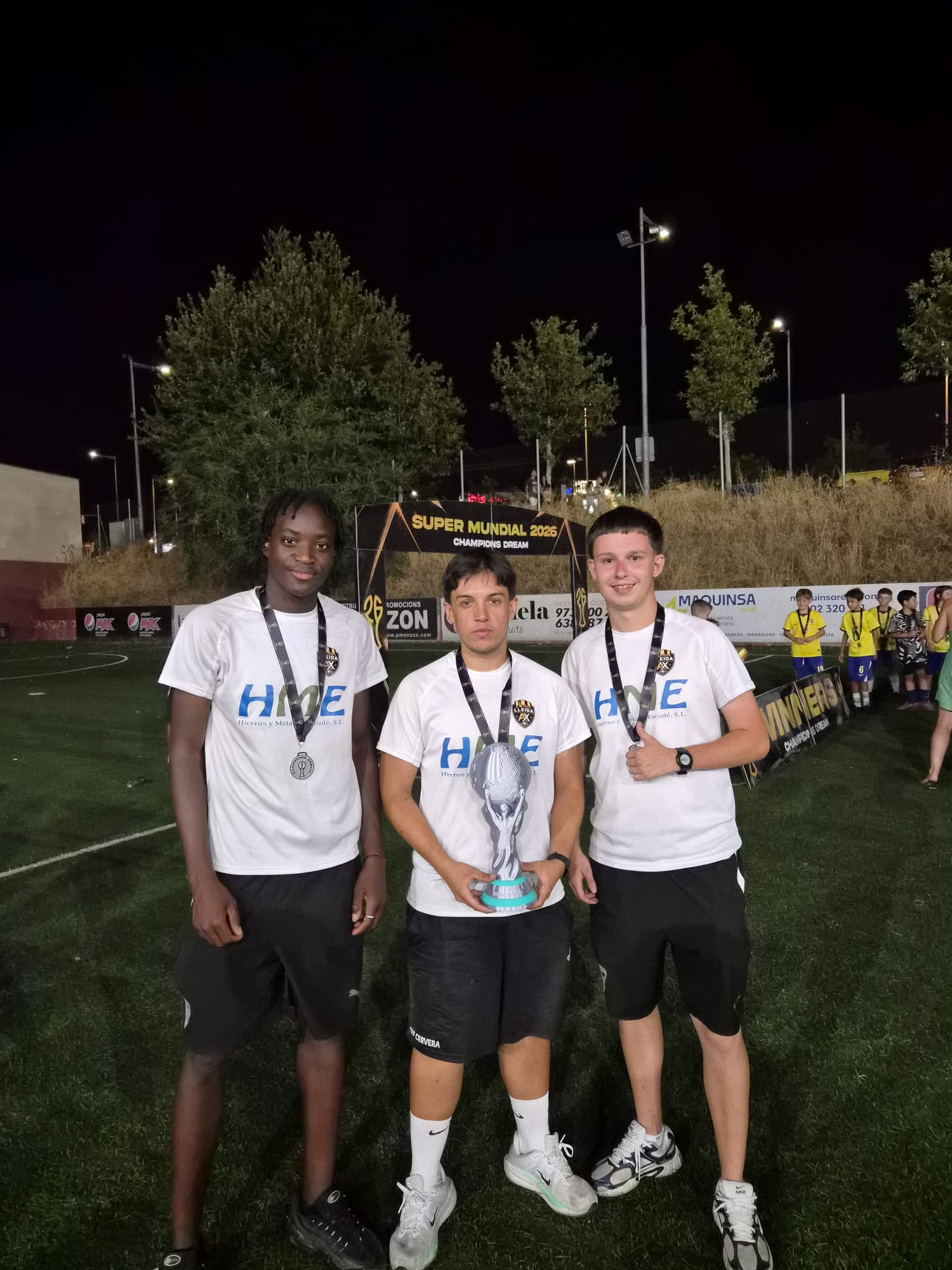 Equip tècnic de Lleida Ballers AX amb el trofeu